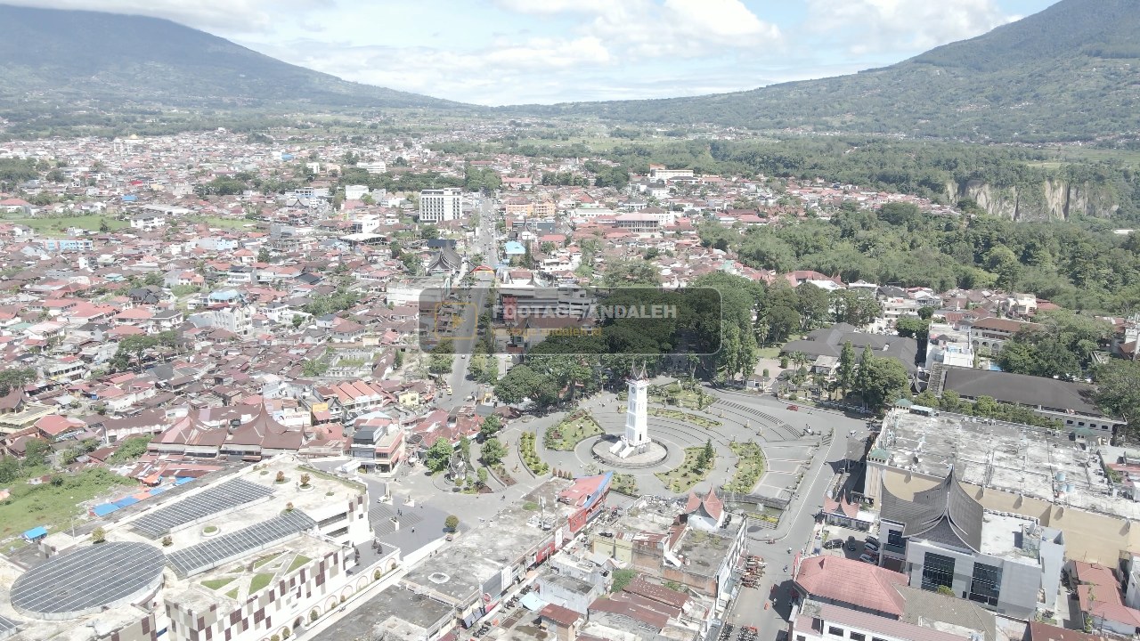 Preview Orbit Drone Sudut Tinggi di Sekitar Jam Gadang dan Plaza Jam Gadang di Bukittinggi, Indonesia
