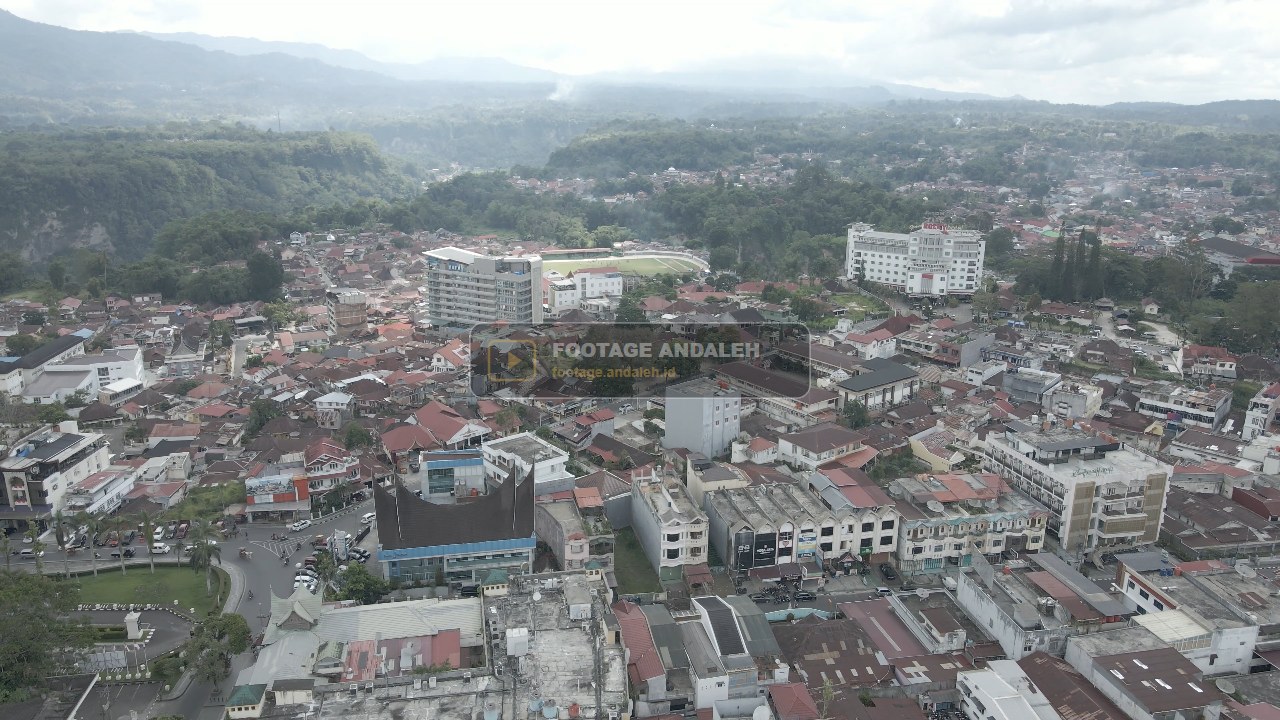 Preview Rekaman drone udara yang bergerak maju di atas Kota Bukittinggi menampilkan pemandangan pegunungan