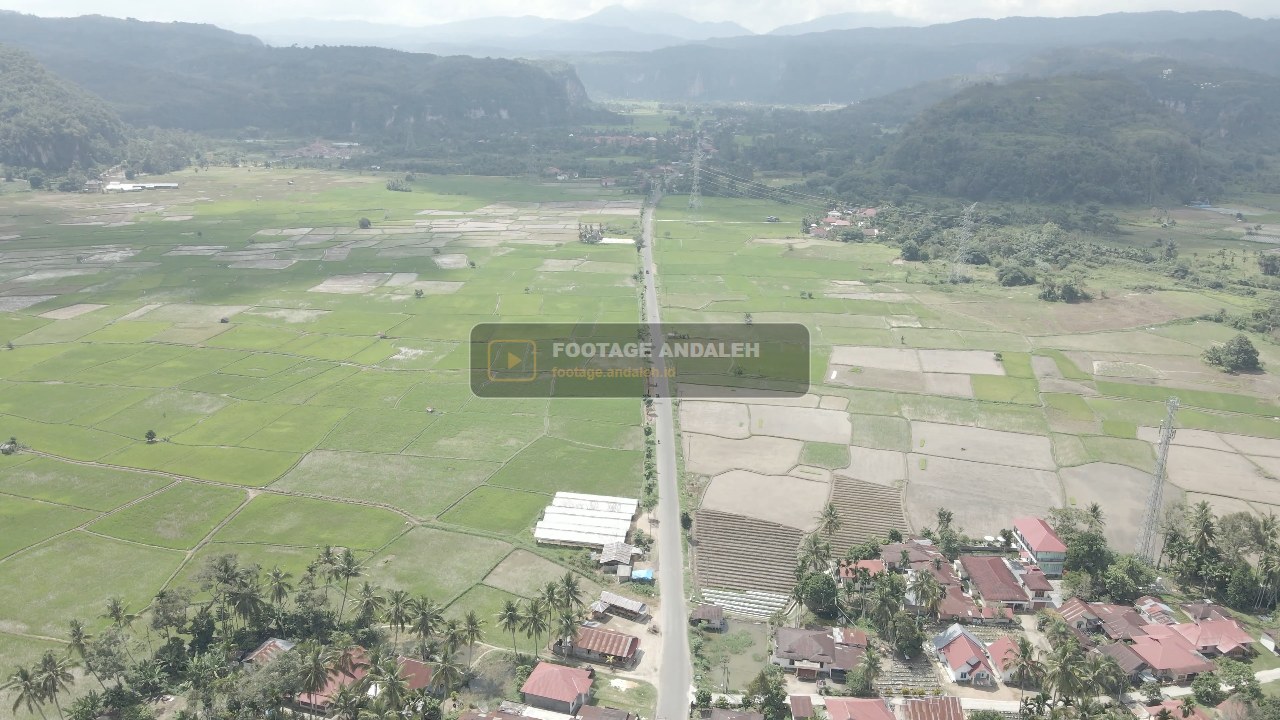Preview Penerbangan Drone Melintasi Jalan Akses menuju Lembah Harau di Sumatra Barat, Indonesia
