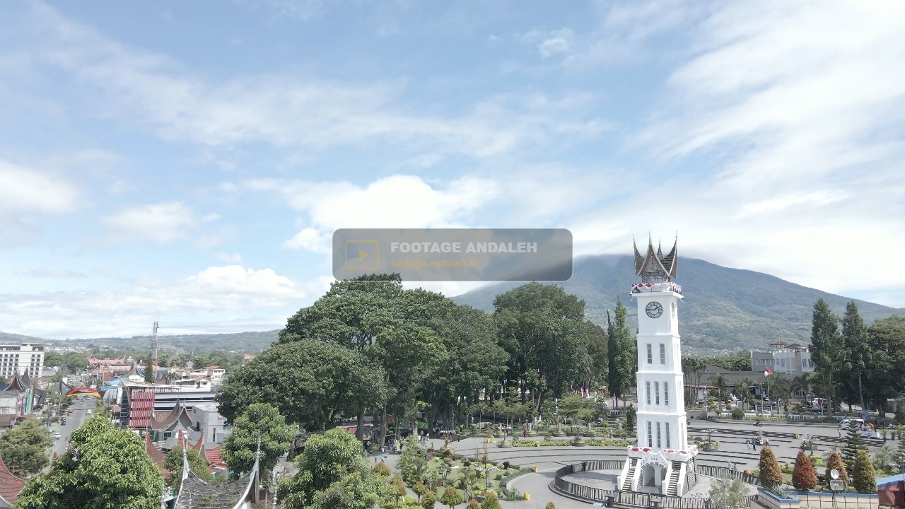 Preview BUKITTINGGI, INDONESIA – 11 AGUSTUS 2026 Drone Flyover Melewati Di Atas Jam Gadang Jam Gadang di Sumatera Barat