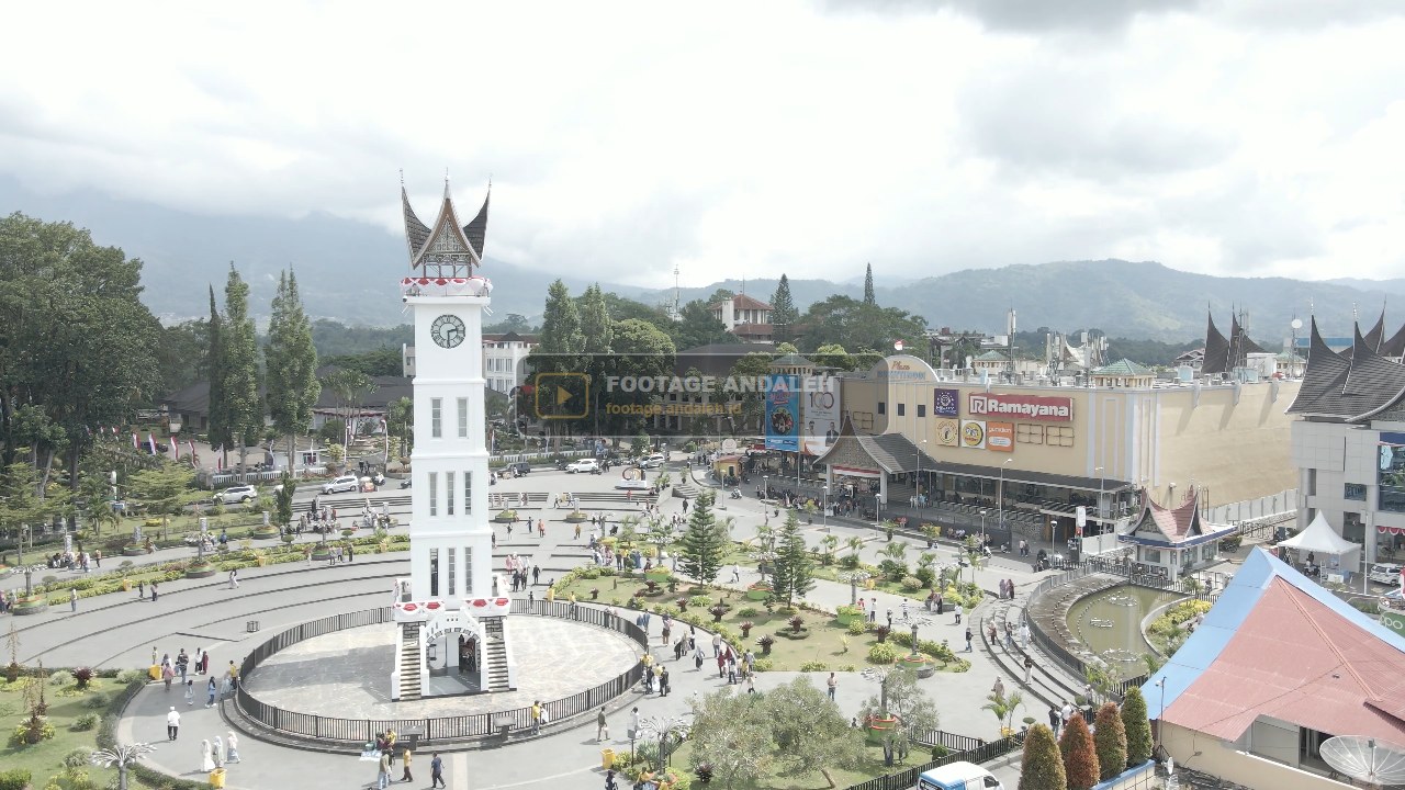 Preview BUKITTINGGI, INDONESIA - 11 AGUSTUS 2026 Drone Lateral Terbang Melewati Jam Gadang dan City Plaza
